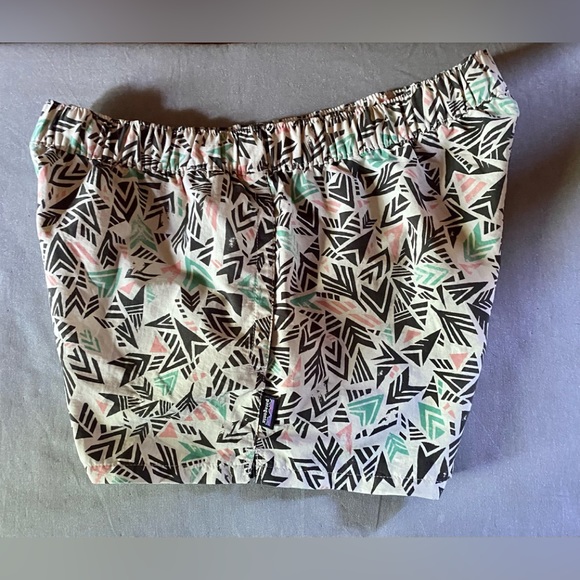 🌟Patagonia Barely Baggies Ikat Print Shorts🌟 - Picture 1 of 13